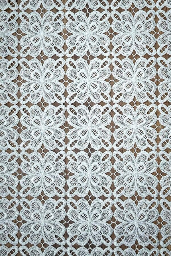 Tkanina haftowana gipiurowa