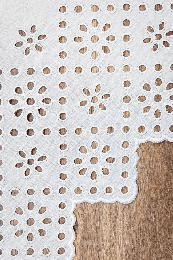 018593 25.0 z2 Koronka haftowana