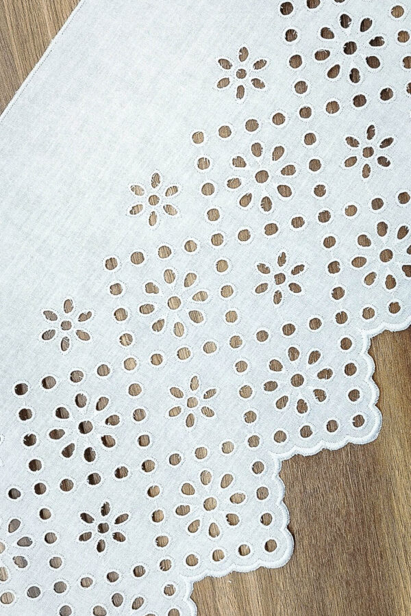 018593 25.0 z3 Koronka haftowana