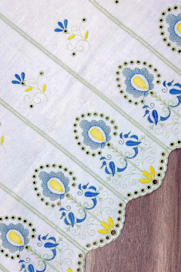 Lambrekin haftowany na tkaninie