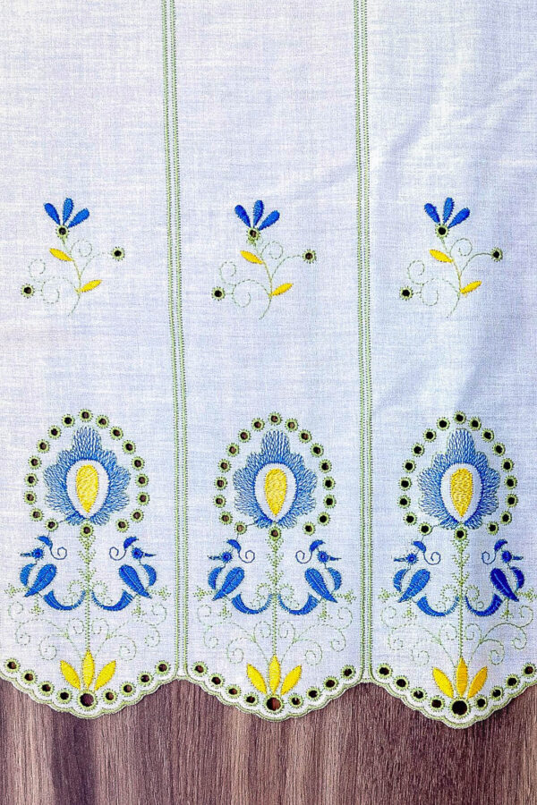 Lambrekin haftowany na tkaninie