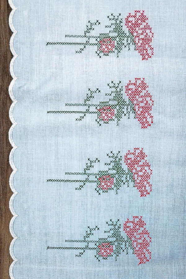 Lambrekin haftowany na tkaninie