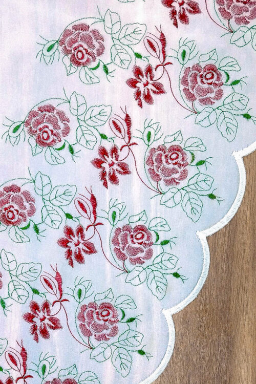 Lambrekin haftowany na woalu