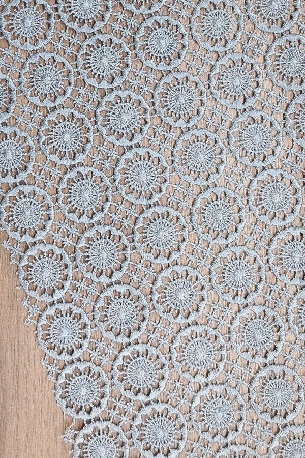 Tkanina haftowana gipiurowa