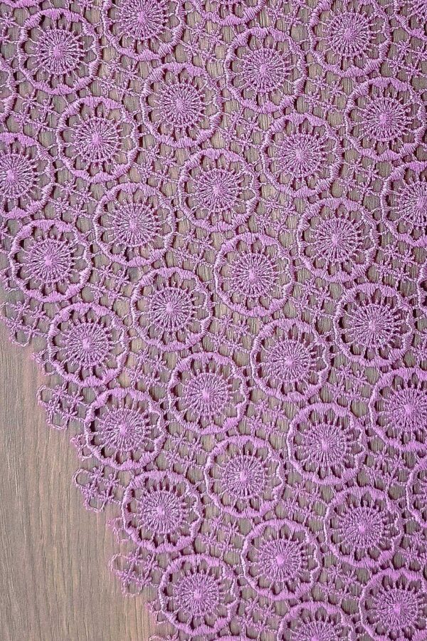 Tkanina haftowana gipiurowa