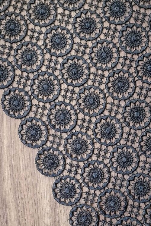 Tkanina haftowana gipiurowa