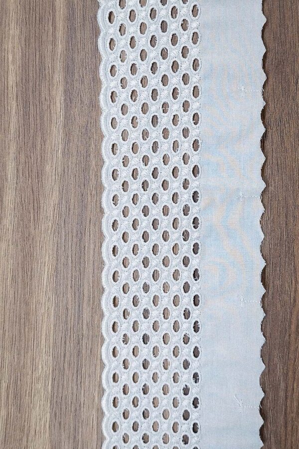 101710 8,0 z2 Koronka haftowana