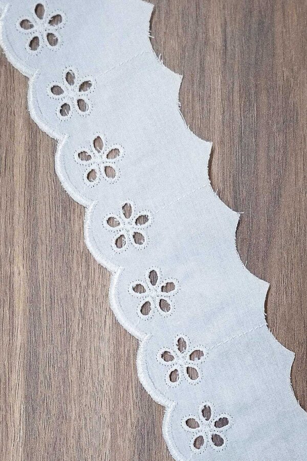 102390 5,0 z1 Koronka haftowana