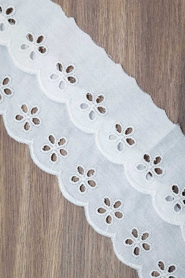 102390 5,0 z3 Koronka haftowana