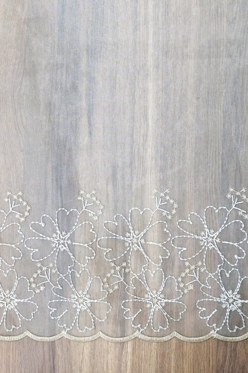 Lambrekin haftowany na woalu