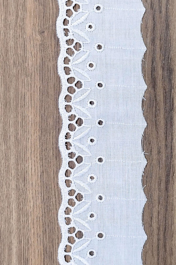 111390 5.0 z2 Koronka haftowana