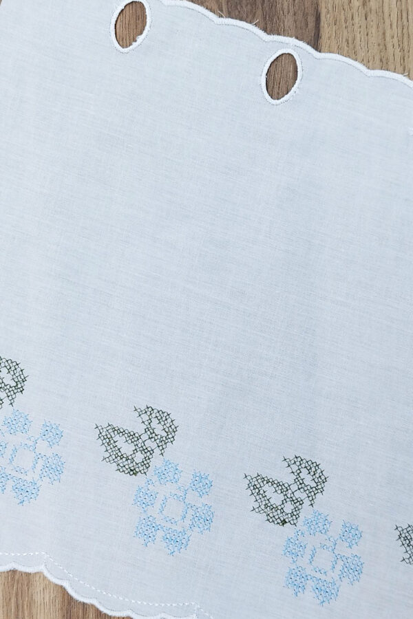 Lambrekin haftowany na tkaninie