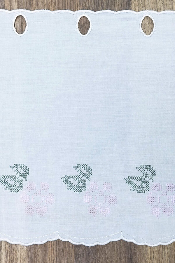 Lambrekin haftowany na tkaninie