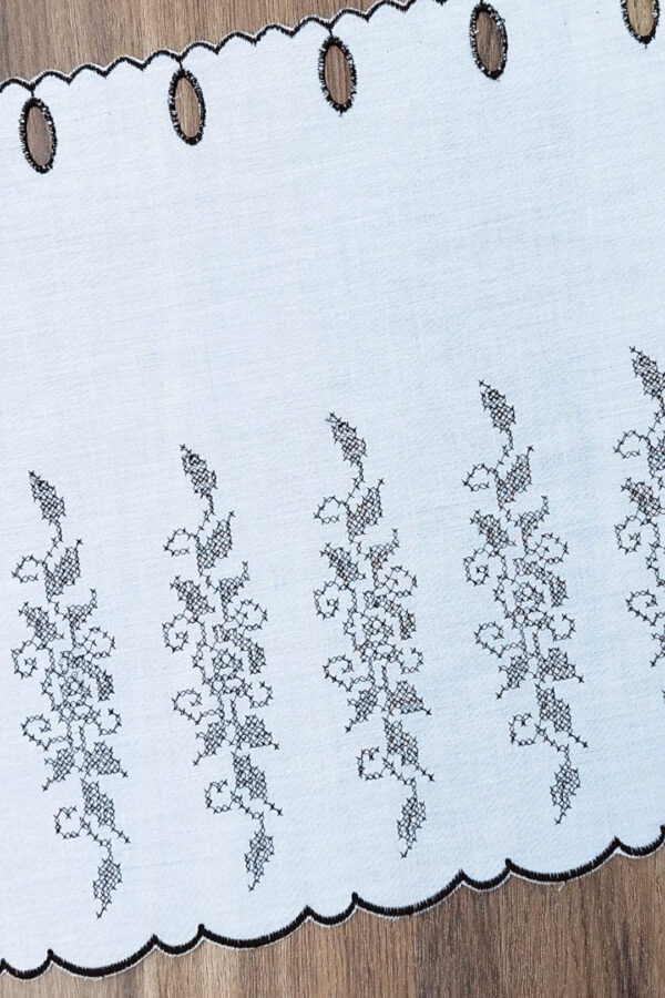 Lambrekin haftowany na tkaninie