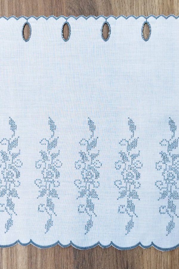 Lambrekin haftowany na tkaninie