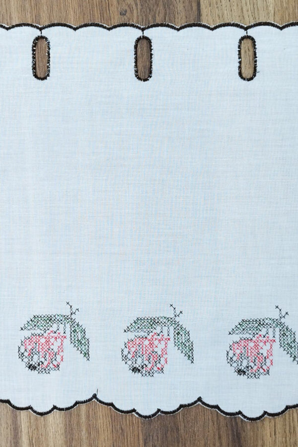 118000 z1 Lambrekin haftowany na tkaninie