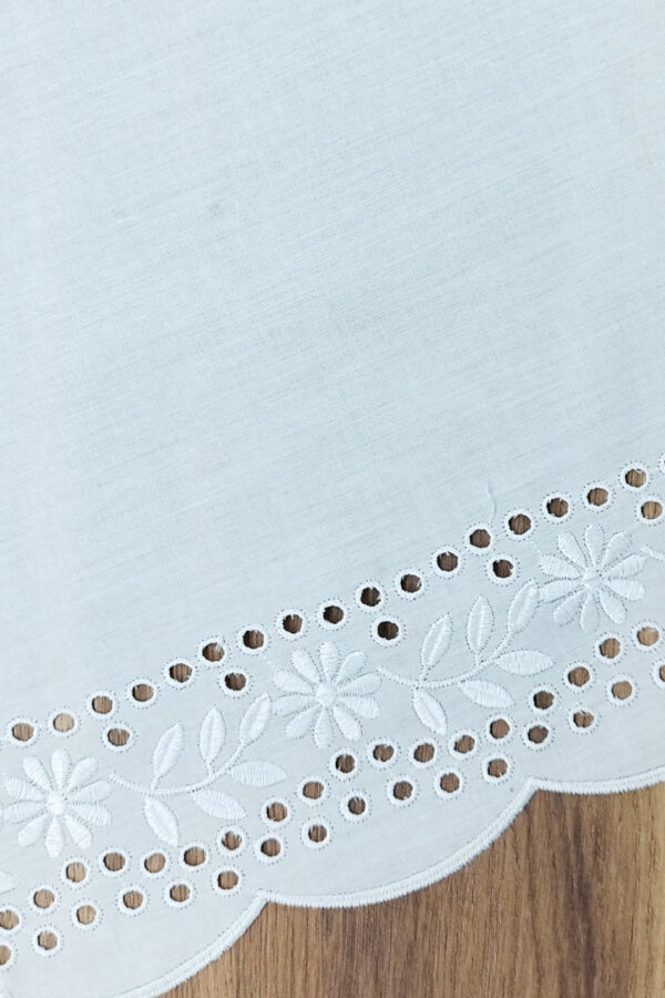 Lambrekin haftowany na tkaninie