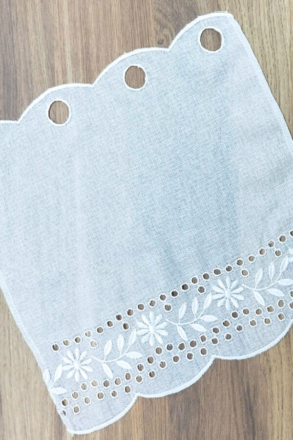 Lambrekin haftowany na tkaninie